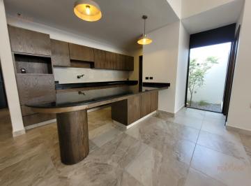 Casa · 217m² · 3 Recámaras · 2 Estacionamientos · Casa Doble Altura y Recámara en Planta Baja | Roof Garden | Lomas de La Rioja
