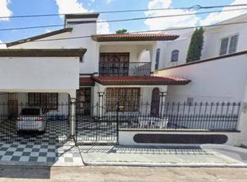 Casa de 5 habitaciones, Campeche · Preciosa Casa de 2 Pisos en Venta Ubicada en Campeche!