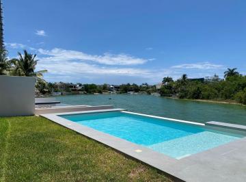 Casa · 550m² · 4 Recámaras · 4 Estacionamientos · Venta Casa 4 Rec. Lagos del Sol Cancun