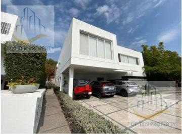 Casa · 450m² · 3 Recámaras · 6 Estacionamientos · Venta de Casa en Jurica Regency Villas Queretaro