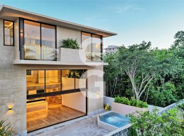 Casa · 311m² · 2 Recámaras · 2 Estacionamientos · Casa en Venta y Renta en Cancún en Residencial Losantos con Terraza, Jacuzzi y Jardín