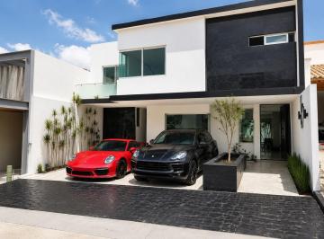 Casa · 490m² · 5 Recámaras · 3 Estacionamientos · Casa en Venta en Jardines del Campestre Leon Guanajuato