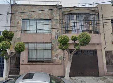 Casa de 3 habitaciones, Miguel Hidalgo · Casa en Venta en Colonia Veronica Anzures, Miguel Hidalgo. Cerca del Angel de La Independencia