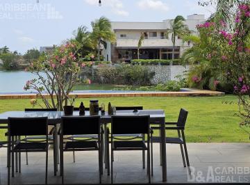 Casa · 520m² · 4 Recámaras · 8 Estacionamientos · Casa en Venta en Lagos del Sol, Cancún