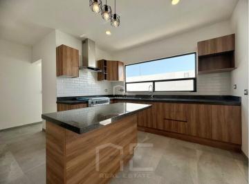 Casa · 225m² · 4 Recámaras · 2 Estacionamientos · Casa en Venta en Juriquilla Queretaro