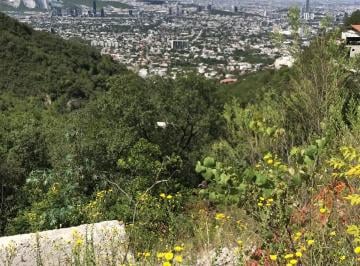 1 · Venta de Terreno en Calle Privada. 932 m² en Colinas de San Ángel. Parque Ecológico Chipinque