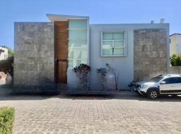 Casa · 211m² · 3 Recámaras · 2 Estacionamientos · Casa en Venta Cerca de Plaza San Diego y Periferico
