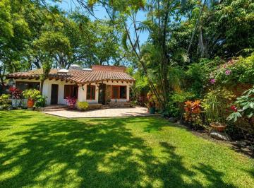 Casa · 160m² · 3 Recámaras · 4 Estacionamientos · Venta de Casa de 1 Nivel con Alberca, Las Fincas, Jiutepec.