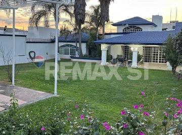 Casa · 400m² · 3 Recámaras · 8 Estacionamientos - Remax Si · Renta Casa Colinas del Bosque 1era Seccion