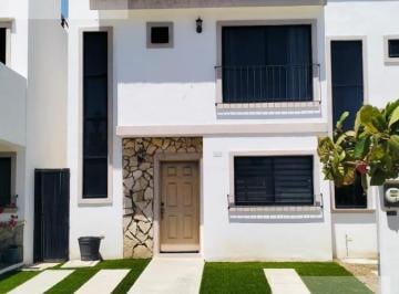 Casa · 300m² · 3 Recámaras · 2 Estacionamientos · Casa en Azul Marino