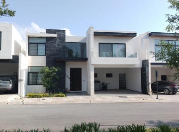 Casa · 352m² · 4 Recámaras · 2 Estacionamientos · Casa en Alcazar Residencial