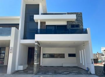 Casa · 242m² · 4 Recámaras · 3 Estacionamientos · Casa en Renta en Altabrisa Residencial