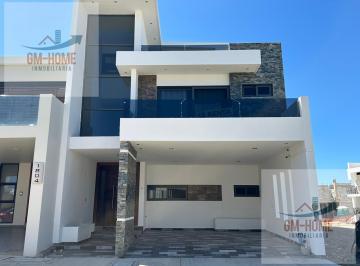 Casa · 242m² · 4 Recámaras · 3 Estacionamientos · Casa en Renta en Altabrisa Residencial