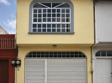 Casa · 60m² · 2 Recámaras · 1 Estacionamiento · Casa en Venta en Toluca