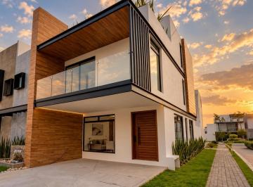Casa · 338m² · 4 Recámaras · 3 Estacionamientos · Casa en Venta en Lomas de Angelopolis III, en Esquina, 4 Recamaras, Puebla