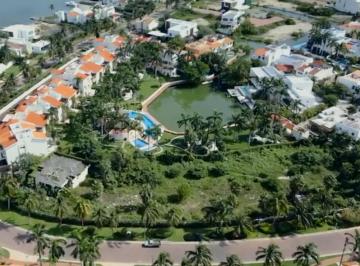 Terreno / Lote · 7135m² · Se Vende Terreno Grande 7135 m² Para Desarrollo Residencial en Isla Dorada, Zona Hotelera, Cancun