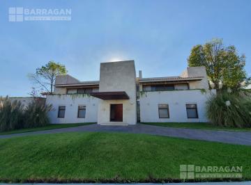Casa · 1522m² · 4 Recámaras · 8 Estacionamientos · Espectacular Residencia en Venta con Alberca en El Campanario