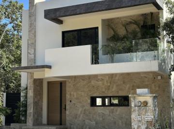 Casa · 438m² · 3 Recámaras · 2 Estacionamientos · Casa Contemporanea de Tres Niveles con Jardin Privado en La Azotea