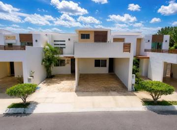 1 · Casa en Venta en Privada Residencial Sobre Av Yucatan Merida