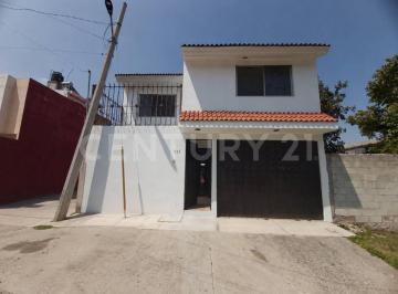 Casa · 214m² · 5 Recámaras · 1 Estacionamiento · Venta de Casa en Lomas de Atoyac, con 5 Recamaras 1 de Ellas en Planta Baja