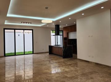 Casa · 255m² · 4 Recámaras · 2 Estacionamientos · Venta Casa en Via Cumbres, Cancun de 4 Recamaras