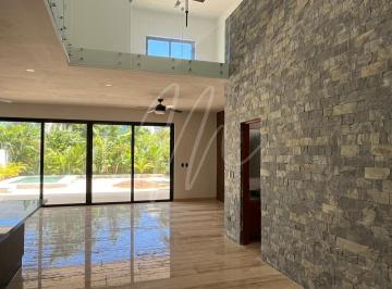 Casa · 344m² · 4 Recámaras · 2 Estacionamientos · Casa en Venta en Lagos del Sol, en Cancun