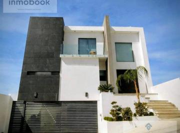 Casa · 350m² · 3 Recámaras · 2 Estacionamientos · Casa en Venta con Alberca, Cuarto de Servicio, Cumbres de San Francisco