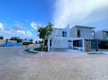 Casa · 388m² · 4 Recámaras · 2 Estacionamientos · Casa en Venta en Cancun Lagos del Sol