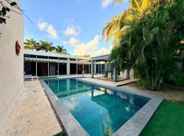 1 · Casa en Venta con Amplios Espacios en Privada La Rejoyada Merida