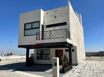 N/A · Casa en Venta en Metepec, en un Entorno Arbolado, con Calles Pavimentadas, Vista Despejada y Acceso