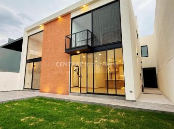 Fachada posterior · Casa en Venta en Cascatta Lomas de Angelópolis| Parque Villahermosa| 4 Recámaras, Roof Top
