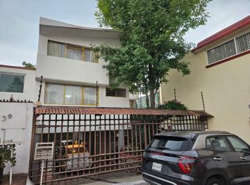 Casa · 344m² · 3 Recámaras · 4 Estacionamientos · Casa en Venta en Ciudad Satelite en Calle Cerrada