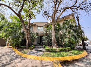 Casa · 554m² · 3 Recámaras · 2 Estacionamientos · Casa de Estilo Moderno con Sala de Cine y Jacuzzi en El Jardín