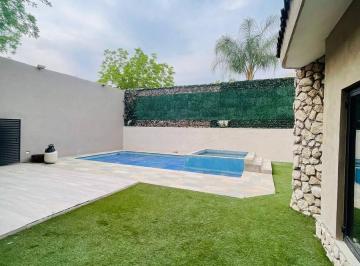 Casa · 660m² · 4 Recámaras · 4 Estacionamientos · Casa en Fraccionamiento Nogalar del Campestre