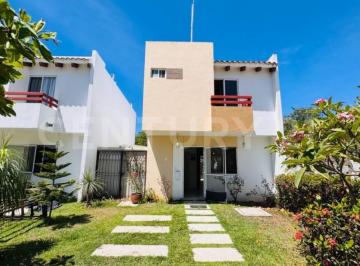 Casa · 92m² · 3 Recámaras · 2 Estacionamientos · Casa de Dos Plantas en Esquina, Ubicada en Una Comunidad Privada Cerrada.