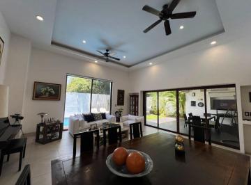 Casa · 420m² · 3 Recámaras · 4 Estacionamientos · Venta Casa en Lagos del Sol Cancun de 3 Recamas