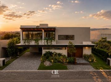 Casa · 560m² · 4 Recámaras · 4 Estacionamientos · Casa en Venta en El Campanario, Querétaro.