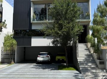 Casa de 3 habitaciones, Zapopan · Casa en Alcázar Oriente | Frente a Parque | 6 Autos