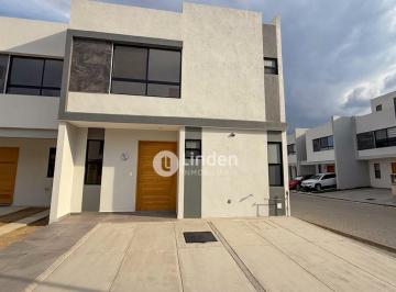 Casa · 126m² · 3 Recámaras · 2 Estacionamientos · Casa en Renta en Parque Santorini, Lomas de Angelópolis, Puebla.
