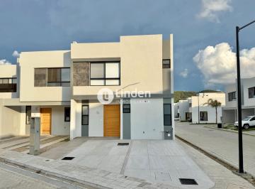Casa · 126m² · 3 Recámaras · 2 Estacionamientos · Casa en Renta en Parque Santorini, Lomas de Angelópolis, Puebla.