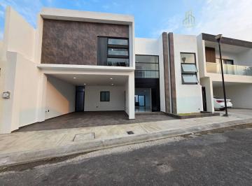 Casa · 277m² · 4 Recámaras · 2 Estacionamientos · Venta de Casa en Lomas Diamante con Alberca y 4 Habitaciones