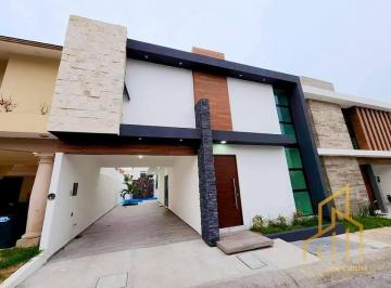 Casa · 267m² · 3 Recámaras · 2 Estacionamientos · Venta de Casa en Lomas Residencial con Alberca