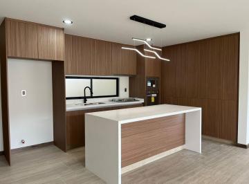 Casa · 258m² · 3 Recámaras · 2 Estacionamientos · Casa en Venta en Alto Lago, con Vistas Al Lago