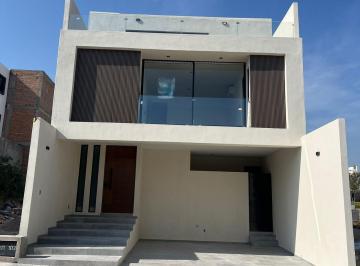Casa · 258m² · 3 Recámaras · 2 Estacionamientos · Casa en Venta en Alto Lago, con Vistas Al Lago
