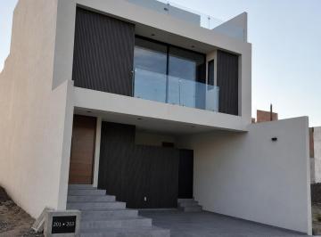 Casa · 258m² · 3 Recámaras · 2 Estacionamientos · Casa en Venta en Alto Lago, con Vistas Al Lago