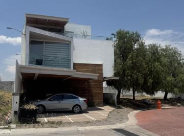 Casa · 415m² · 4 Recámaras · 3 Estacionamientos · Casa en Fraccionamiento Campestre Juriquilla