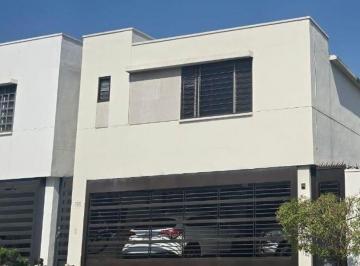 Casa de 3 habitaciones, Monterrey · Casa en Renta en Esquina con Terreno Excedente