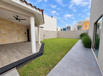 Casa · 200m² · 3 Recámaras · 2 Estacionamientos · Casa con Terraza - Bar y Amplio Jardín | Lomas del Sol | Acceso a La Playa