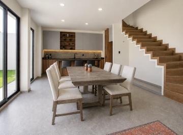 Casa · 210m² · 3 Recámaras · 2 Estacionamientos · Casa en Venta en Privada Parque Real