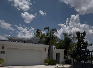 Casa · 521m² · 4 Recámaras · 3 Estacionamientos · Residencia Estilo Americano en Edén Los Sabinos.